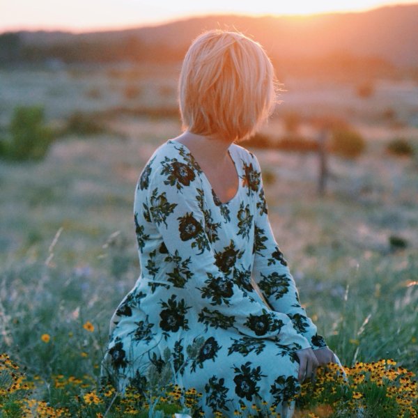 Девушка с каре спиной