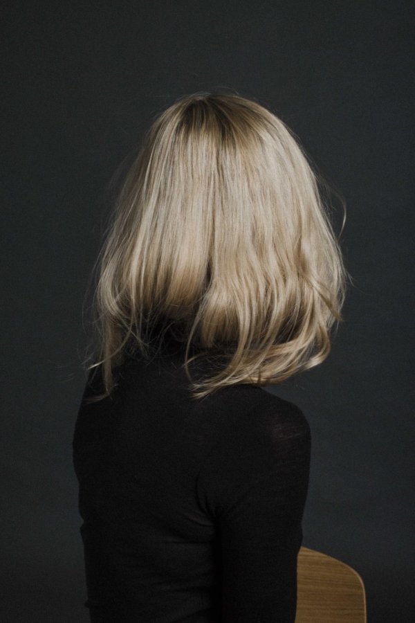 Девушка с каре спиной