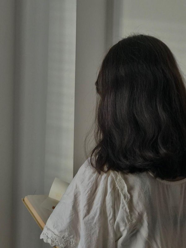 Девушка с каре спиной