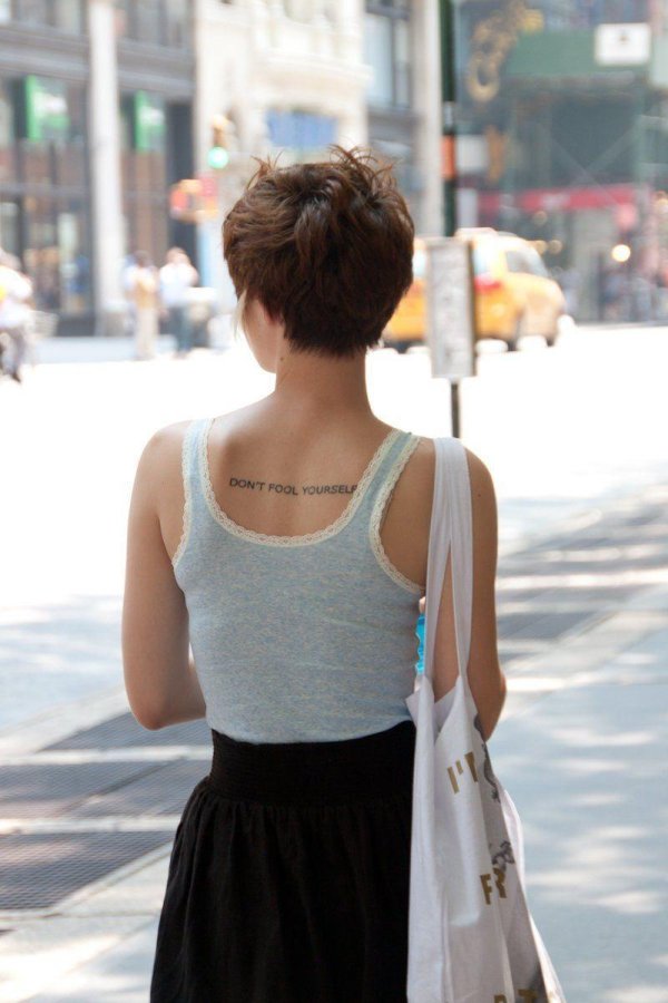 Девушка с каре спиной