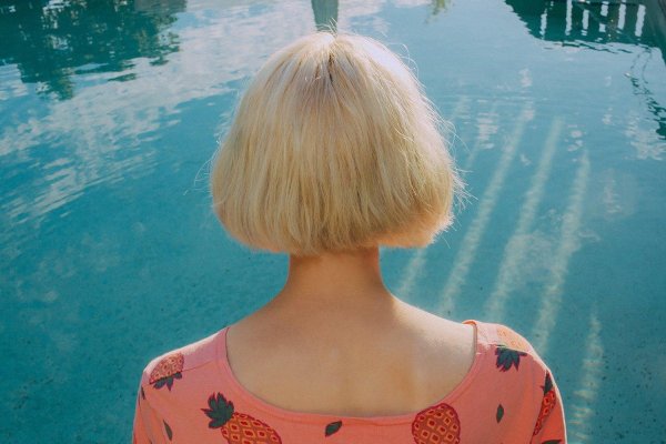 Девушка с каре спиной