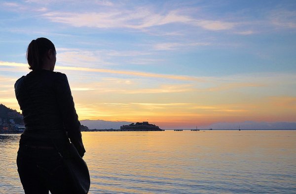 Девушка с каре спиной