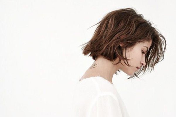 Девушка с каре спиной