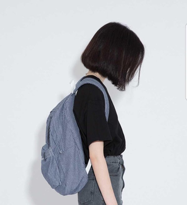 Девушка с каре спиной