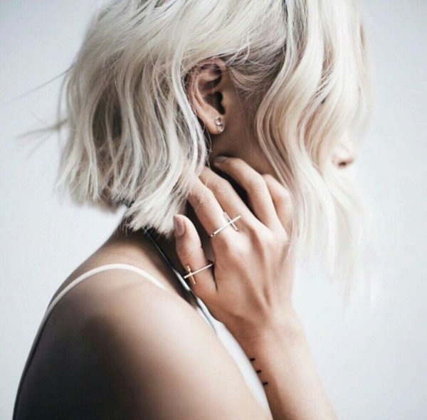 Девушка с каре спиной