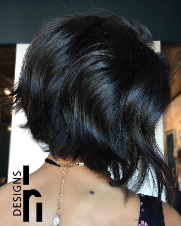 Девушка с каре спиной