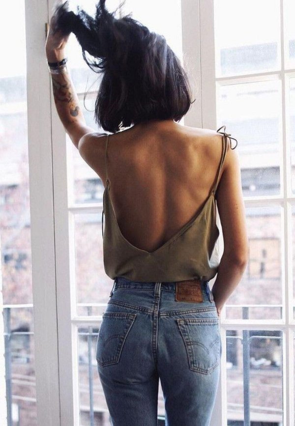 Девушка с каре спиной