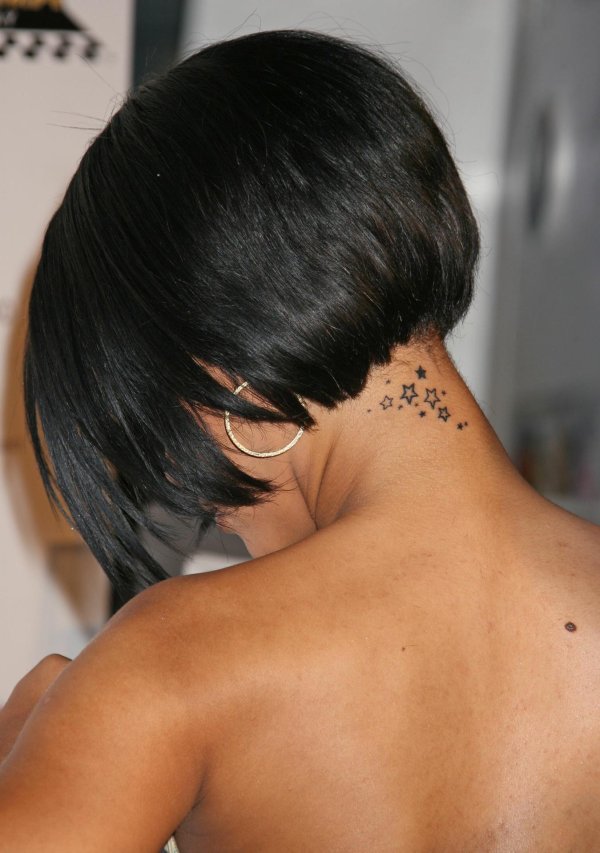 Девушка с каре спиной