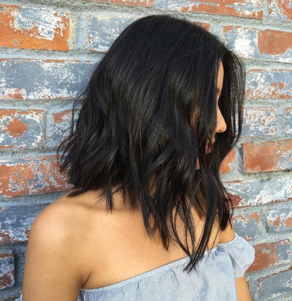 Девушка с каре спиной