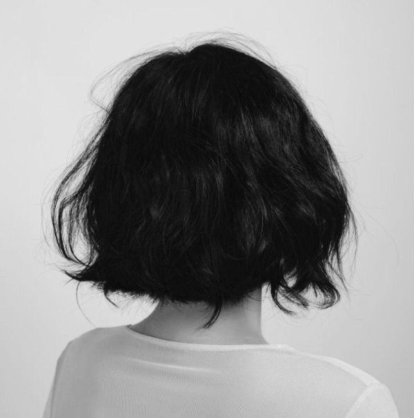 Девушка с каре спиной