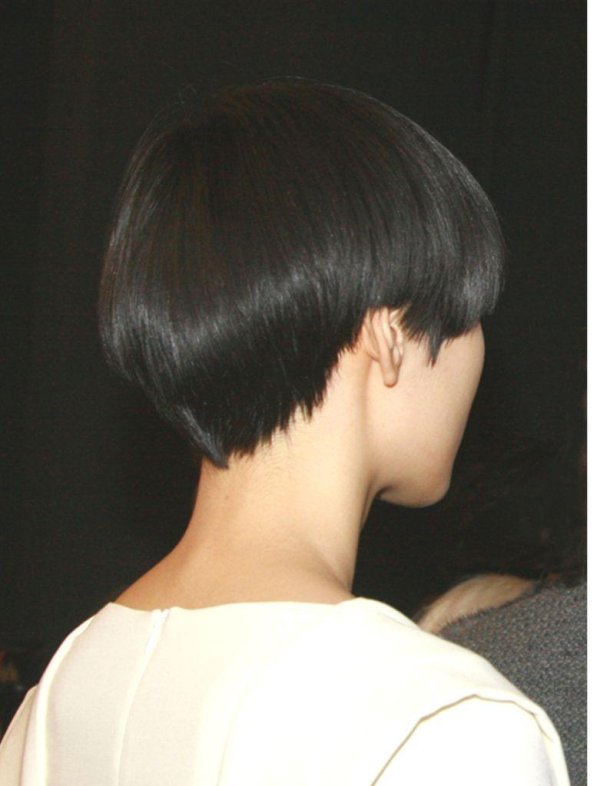 Девушка с каре спиной