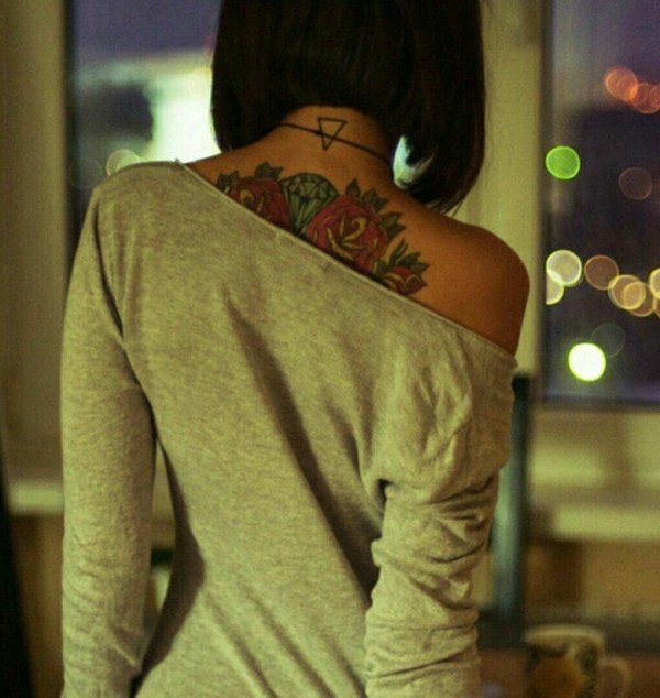 Девушка с каре спиной