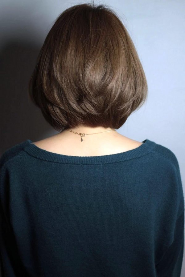 Девушка с каре спиной