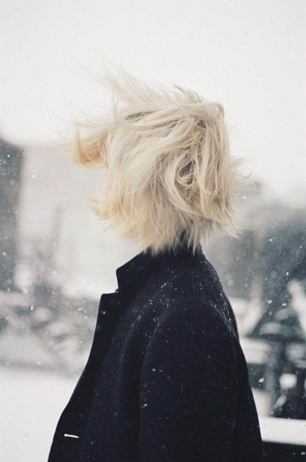 Девушка с каре спиной