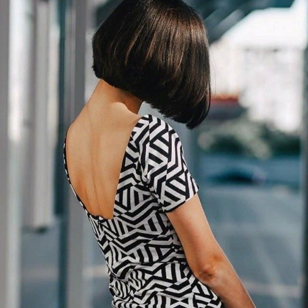 Девушка с каре спиной