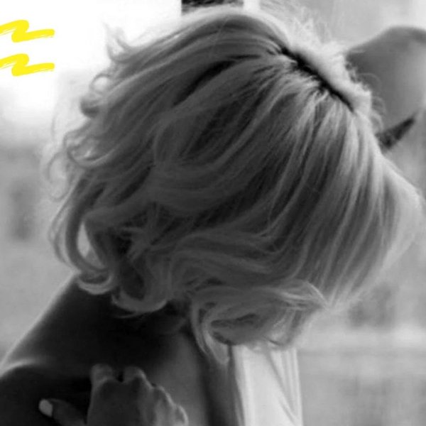 Девушка с каре спиной