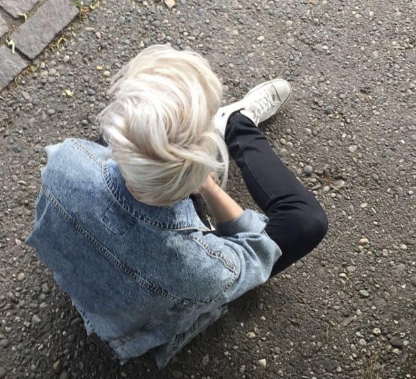 Девушка с каре спиной