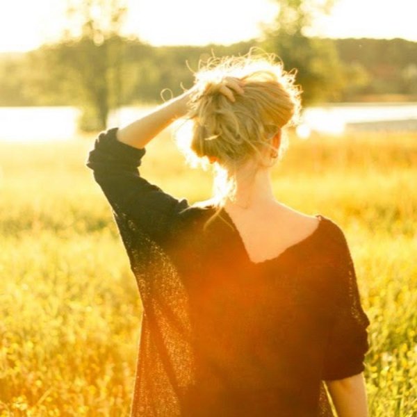 Девушка с каре спиной