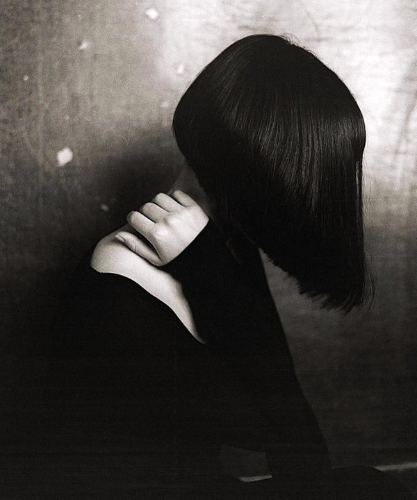 Девушка с каре спиной