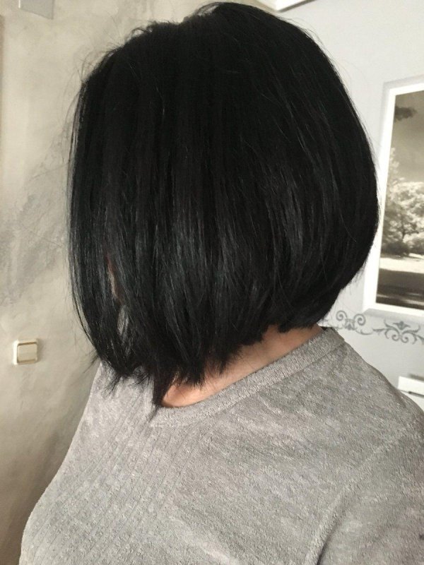 Девушка с каре спиной