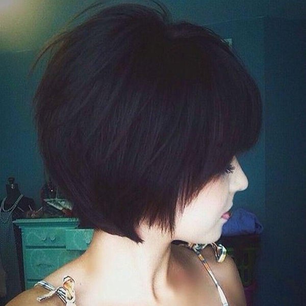 Девушка с каре спиной