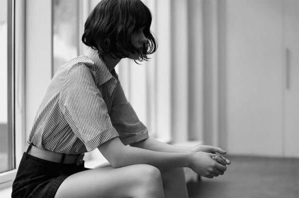 Девушка с каре спиной