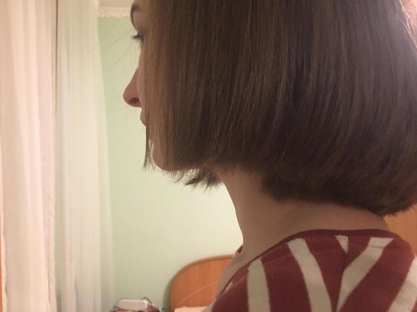 Девушка с каре спиной