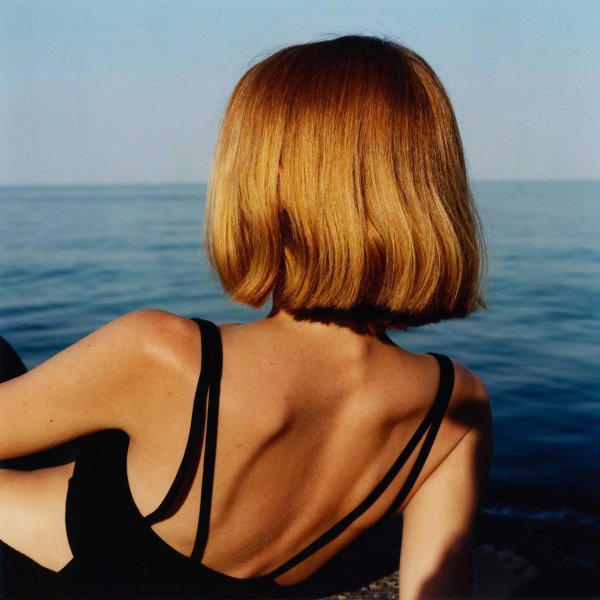 Девушка с каре спиной