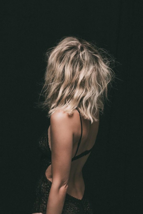 Девушка с каре спиной