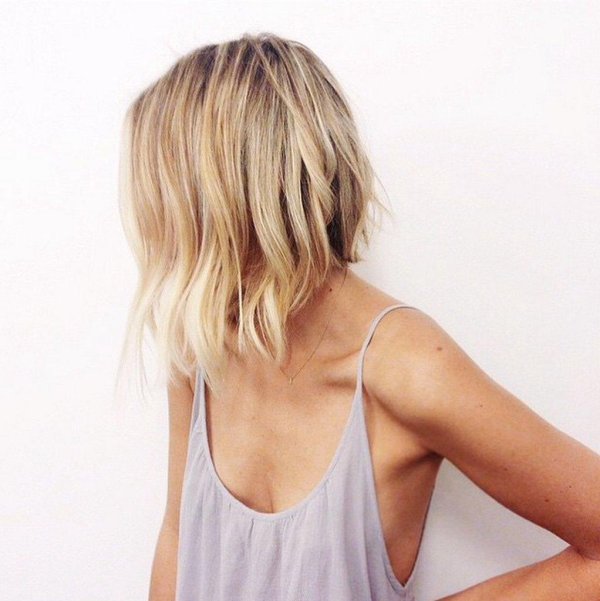 Девушка с каре спиной