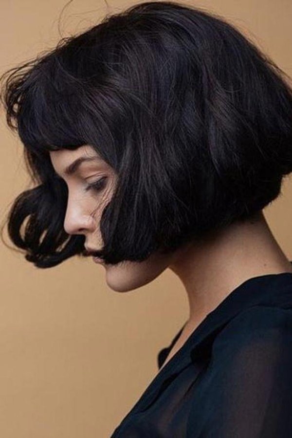 Девушка с каре спиной