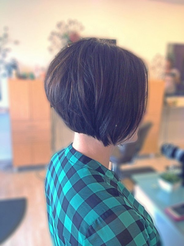 Девушка с каре спиной