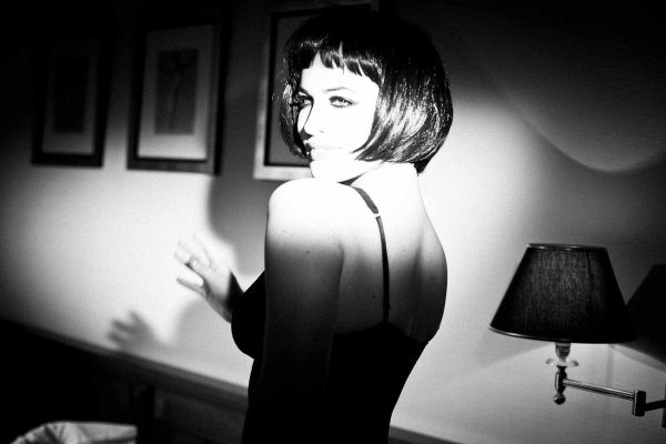 Девушка с каре спиной