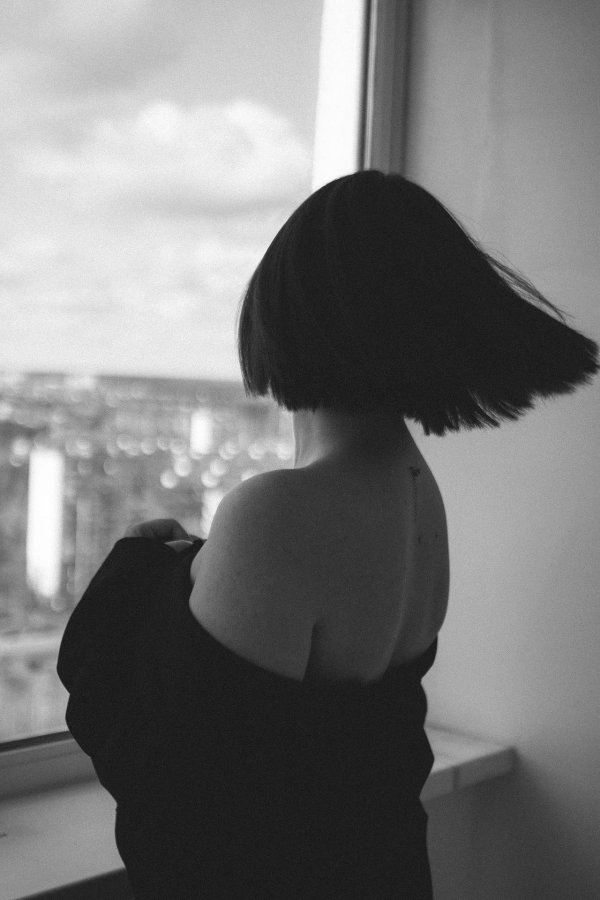 Девушка с каре спиной