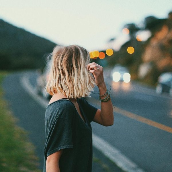 Девушка с каре спиной