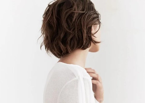 Девушка с каре спиной