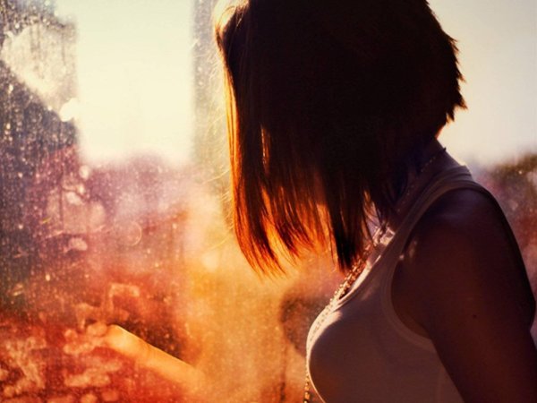 Девушка с каре спиной