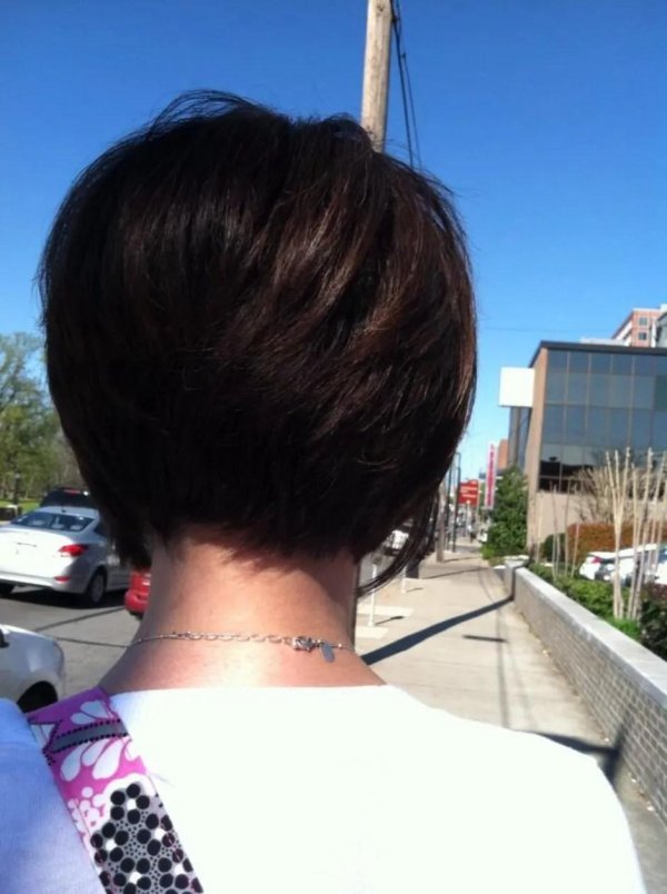 Девушка с каре спиной