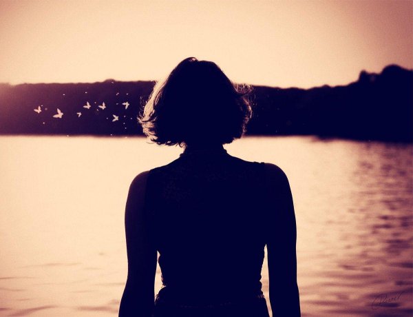 Девушка с каре спиной