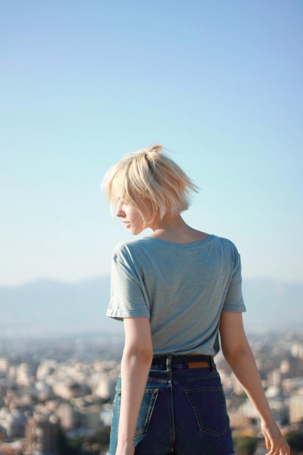 Девушка с каре спиной