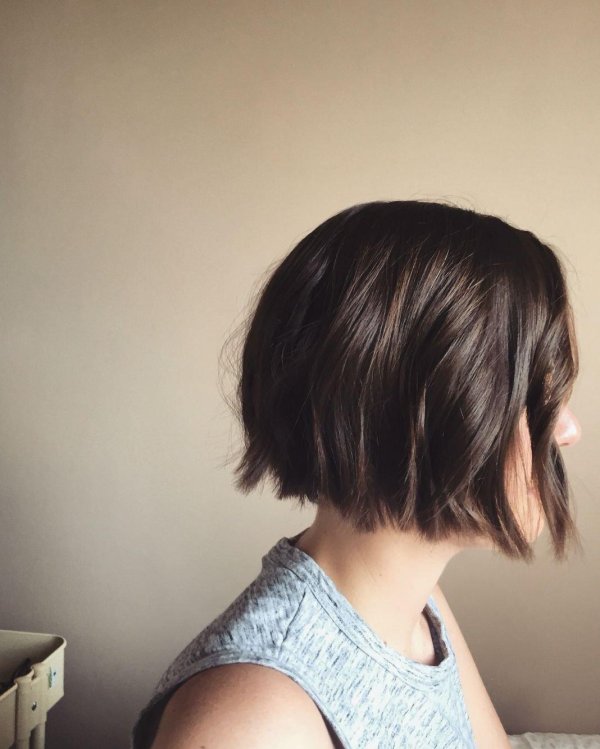 Девушка с каре спиной