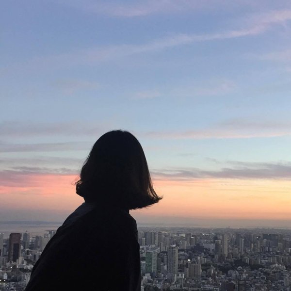 Девушка с каре спиной