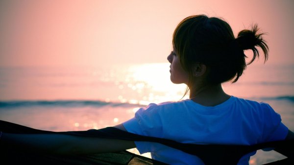 Девушка с каре спиной