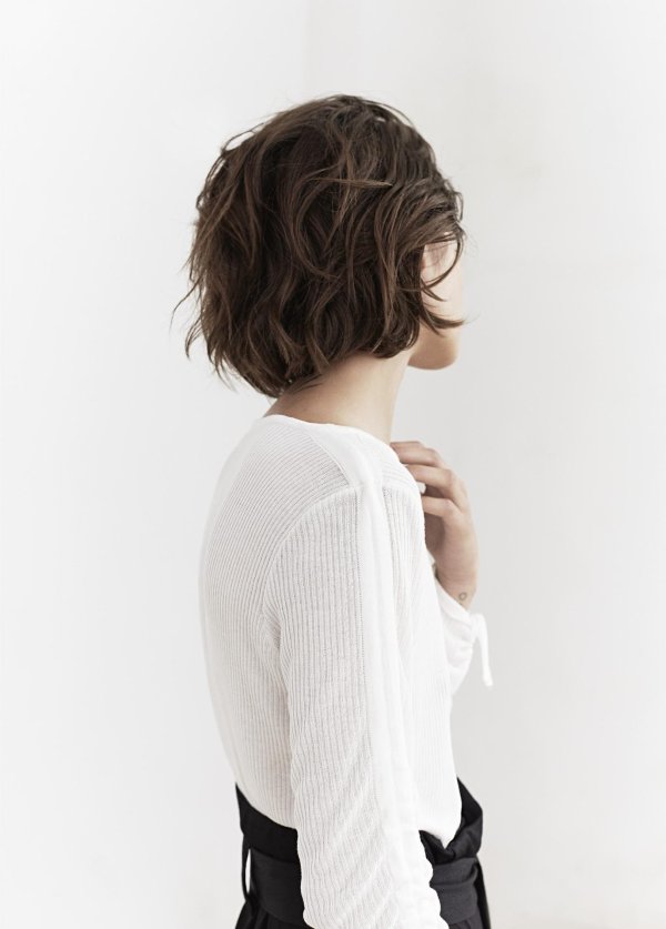 Девушка с каре спиной