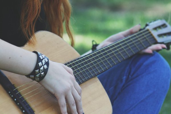 Девушка играет на гитаре