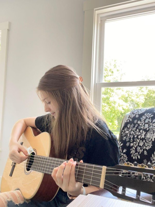 Девушка играет на гитаре