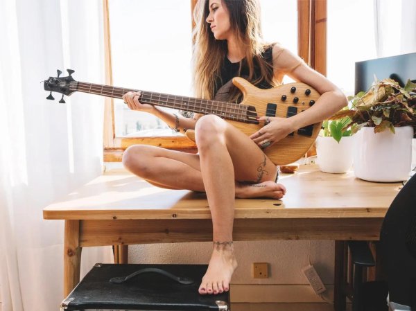 Девушка играет на гитаре