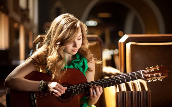 Девушка играет на гитаре