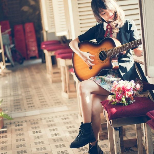 Девушка играет на гитаре