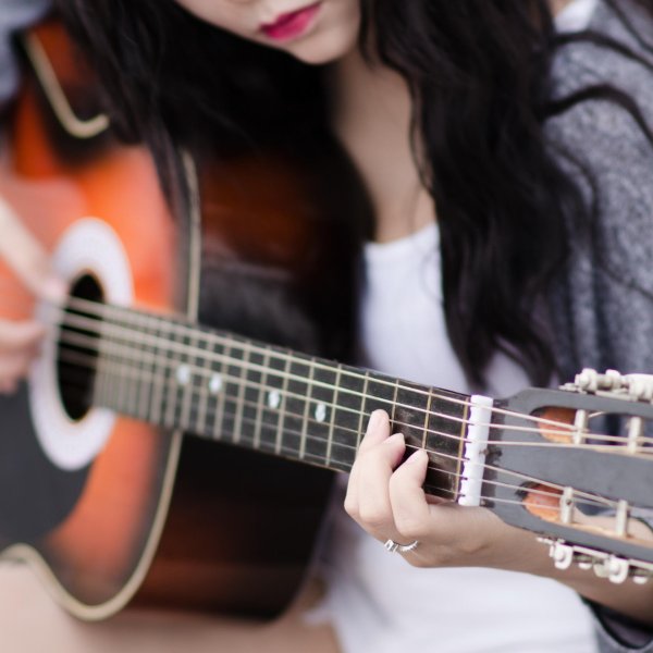 Девушка играет на гитаре
